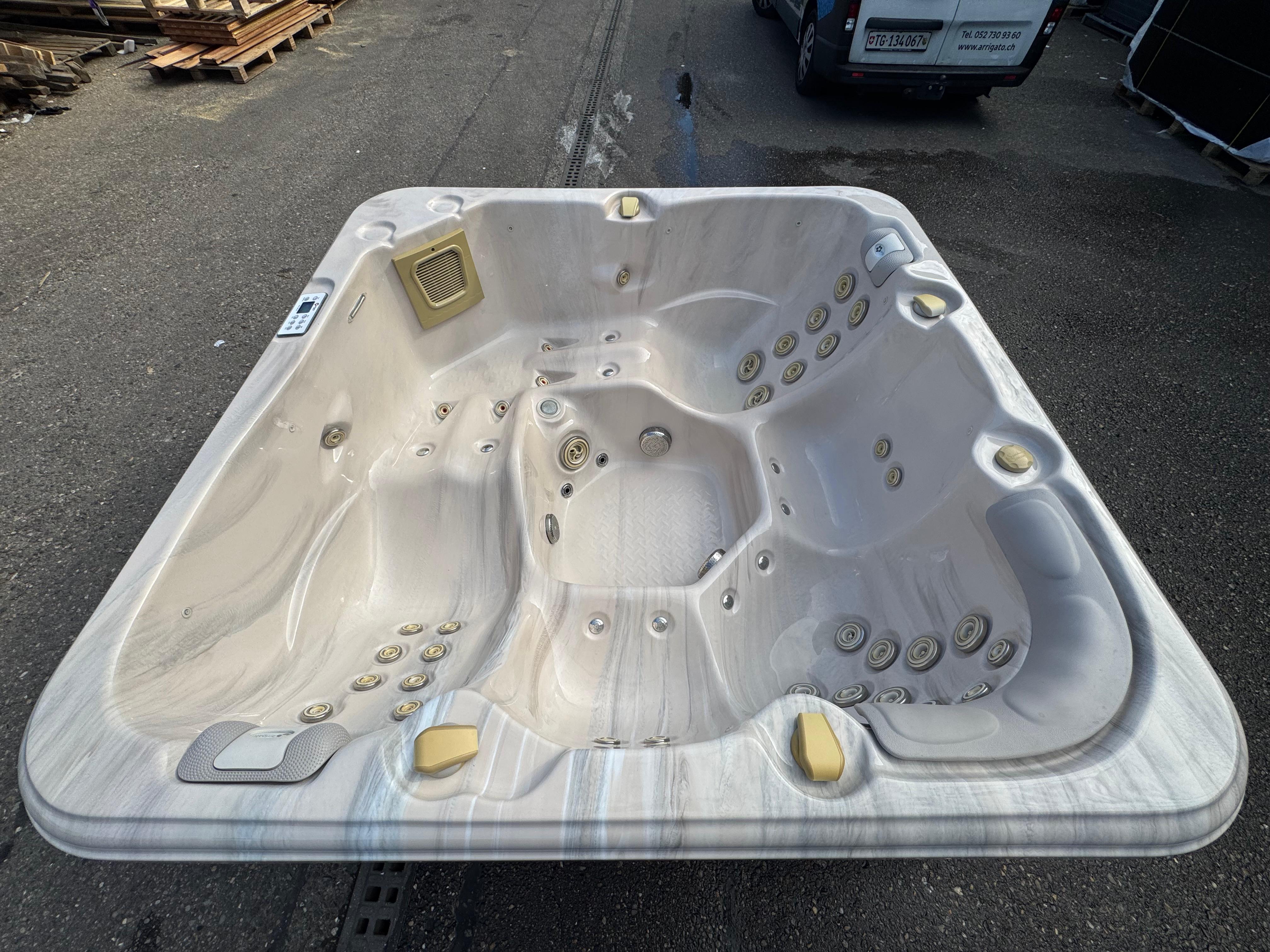Whirlpool Charlotte – Occasion | 4–5 Personen | CHF 4'000.–